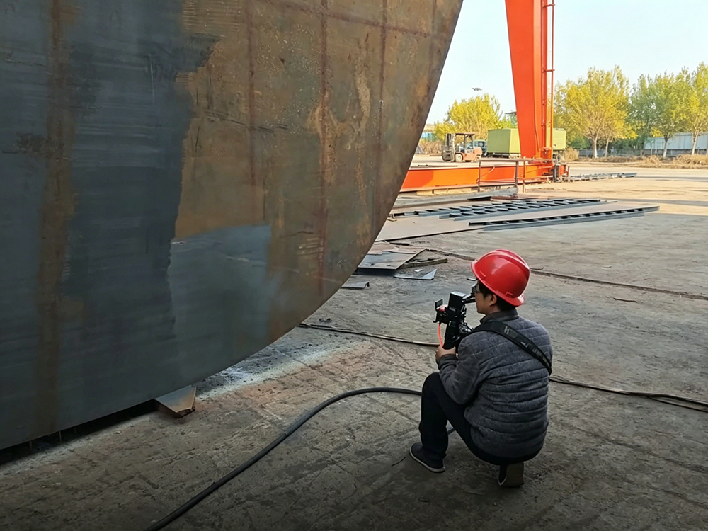 6000W laser cleaning machine remove rust on ship